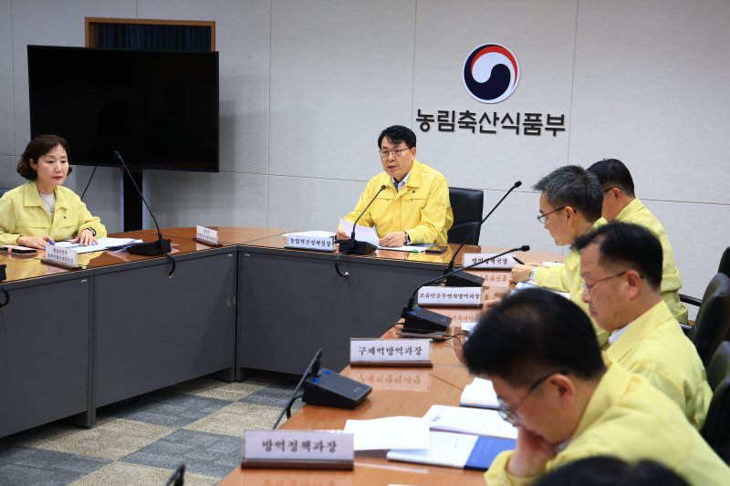 [세종=뉴시스]고병원성 조류인플루엔자 중앙사고수습본부는 27일 광주광역시 남구 소재 소규모 기타 가금농장(133 마리, 기러기 등 혼합사육)에서 고병원성 조류인플루엔자가 발생(H5N1형)함에 따라 27일 관계기관·지자체 등이 참여하는 방역대책 회의를 개최하고 있다. (사진=농림축산식품부 제공) *재판매 및 DB 금지