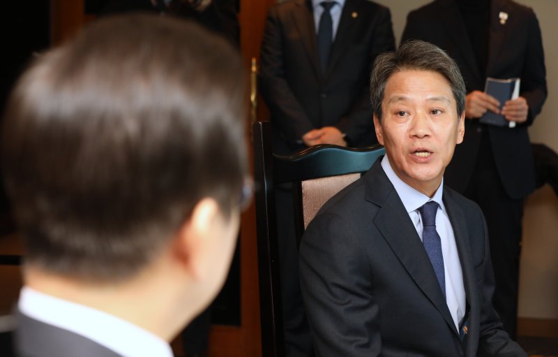 이재명 더불어민주당 대표와 임종석 전 대통령비서실장이 27일 오후 서울 여의도의 한 식당에서 오찬 회동을 하고 있다. (공동취재) 2025.2.27/뉴스1 ⓒ News1 이광호 기자