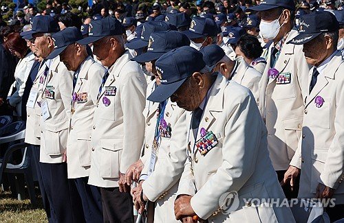 '턴 투워드 부산' 묵념 (출처=연합뉴스)