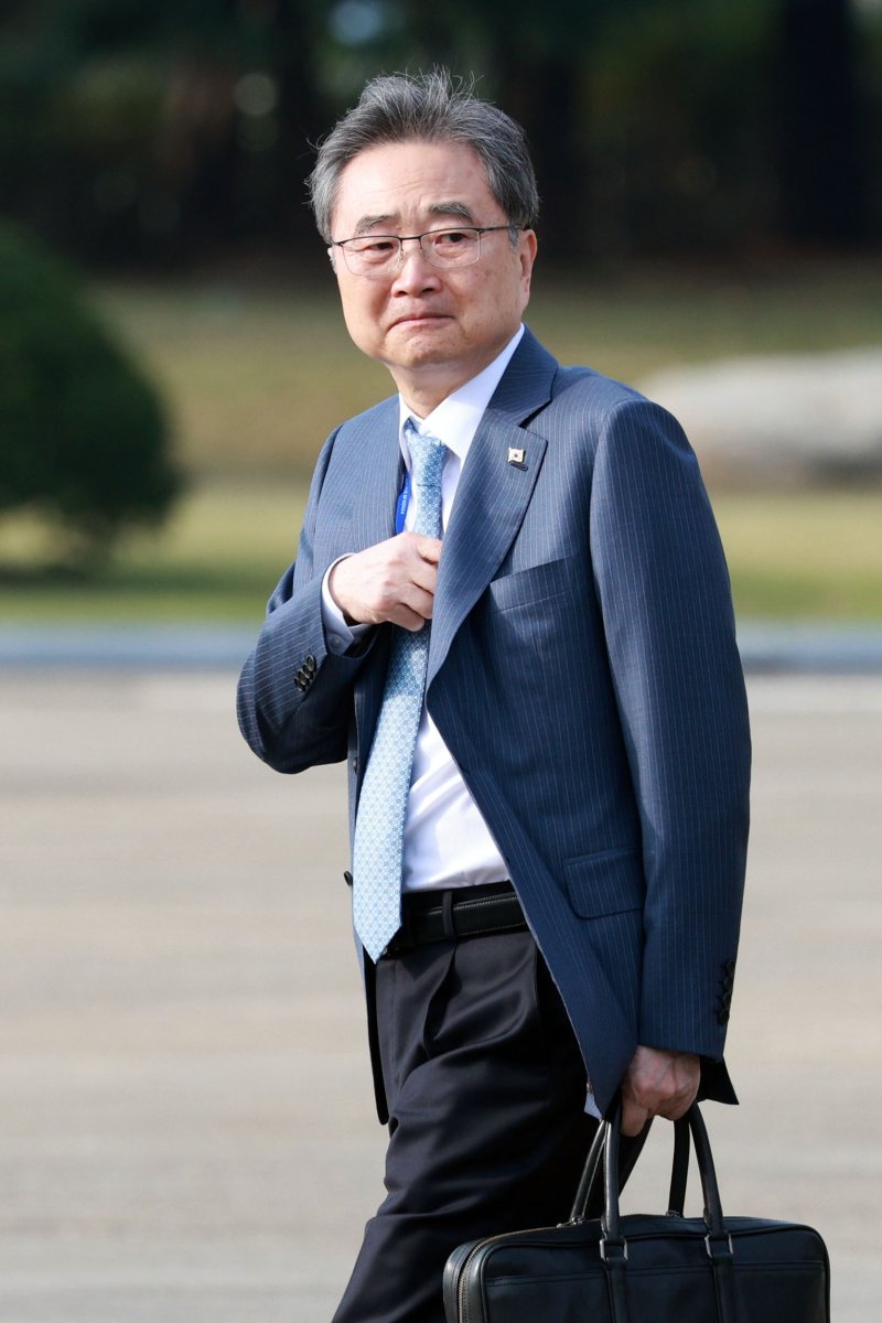 [성남=뉴시스] 고범준 기자 = 조현 외교부 장관이 말레이시아 쿠알라룸푸르에서 열리는 아세안(ASEAN·동남아시아국가연합) 정상회의에 이재명 대통령을 수행하기 위해 26일 경기 성남 서울공항에서 공군 1호기로 향하고 있다. 2025.10.26. bjko@newsis.com