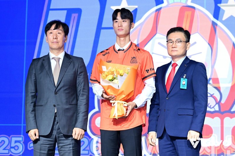 신영철 OK저축은행 감독(맨 왼쪽)과 신인 3순위 지명을 받은 박인우(중앙) (출처=연합뉴스)