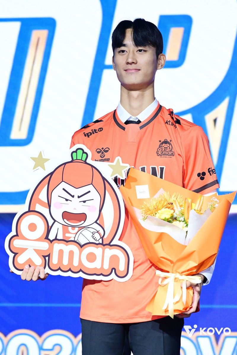 OK저축은행의 지명을 받은 세터 박인우 (출처=연합뉴스)