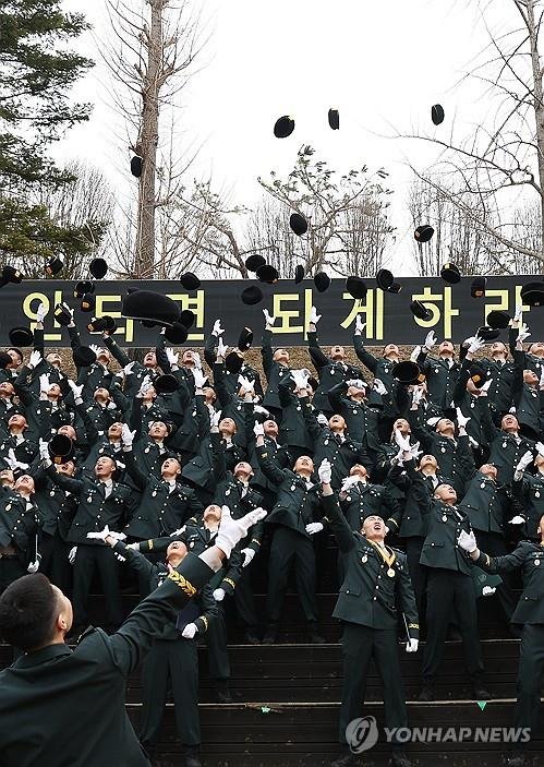 허공속으로 사라지는 베레모 (출처=연합뉴스)