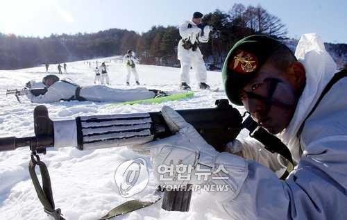 베레모 쓴 해병 수색대 혹한기 훈련 (출처=연합뉴스)
