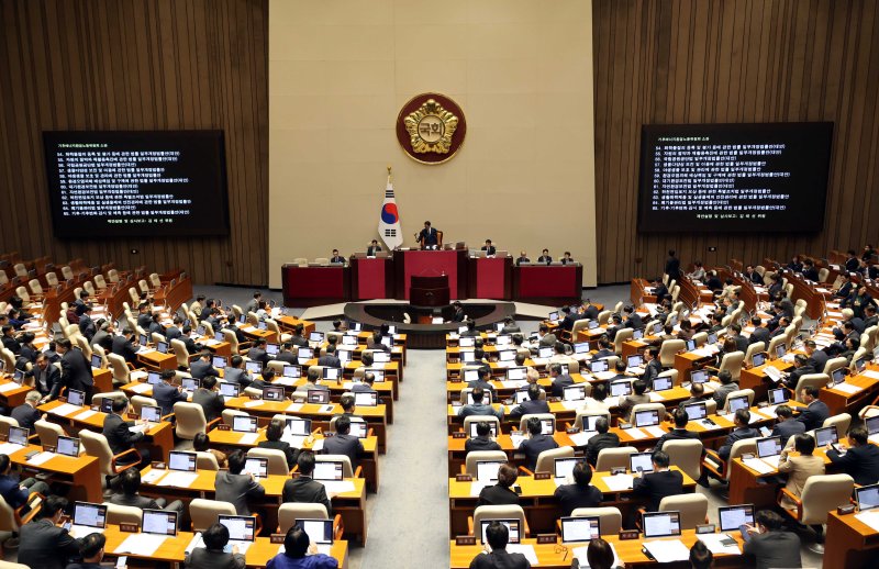[서울=뉴시스] 조성봉 기자 = 우원식 국회의장이 지난 26일 오후 서울 여의도 국회 본회의장에서 열린 제429회 국회(정기회) 제10차 본회의에서 민생법안 등 여야 비쟁점 법안들을 상정하고 있다. 2025.10.28. suncho21@newsis.com
