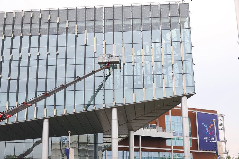 APEC 정상회의장 막바지 전기 점검 (출처=연합뉴스)