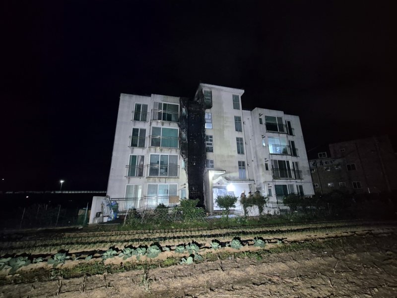 예산 삽교읍 공동주택 화재 현장. (예산소방서 제공, 재판매 및 DB금지) / 뉴스1