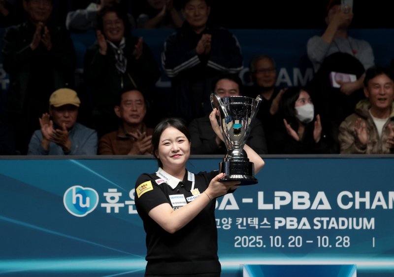 1년 8개월 만에 우승하고 트로피를 들어 올린 김민아 (출처=연합뉴스)