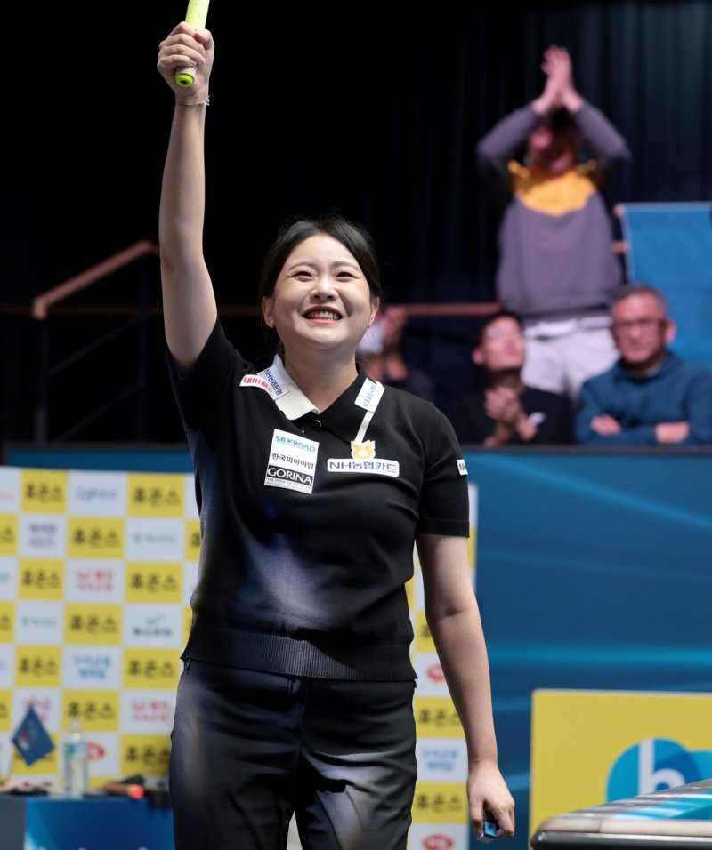 우승을 확정하고 큐를 들어 올린 김민아 (출처=연합뉴스)