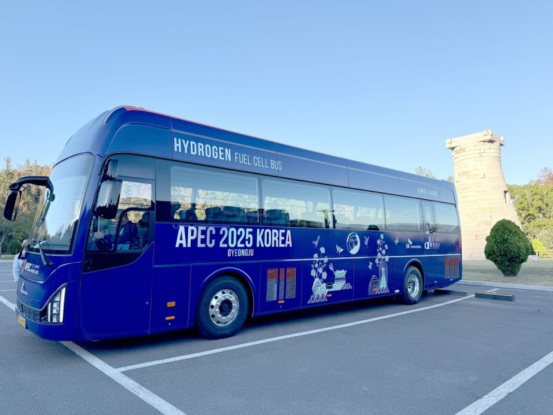 SK이노베이션이 오는 31일까지 경주 예술의전당에서 열리는 2025 아시아태평양경제협력체 최고경영자 회의(APEC CEO 서밋)에 지원하는 수소 셔틀버스. SK이노베이션 제공