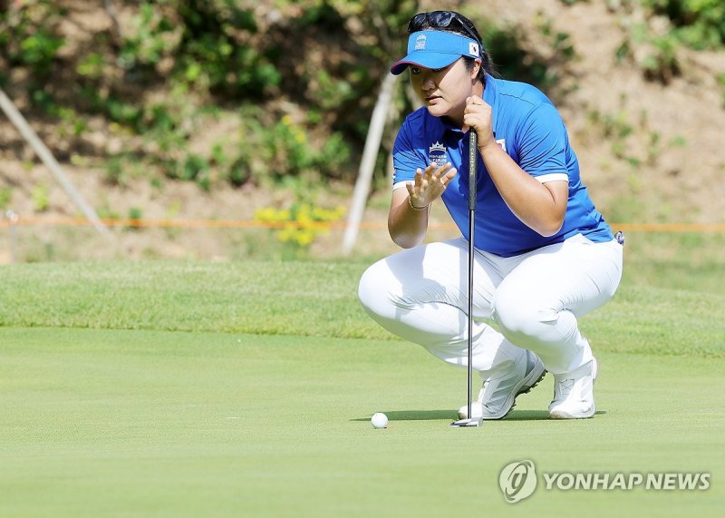 라이 살피는 유해란 (출처=연합뉴스)