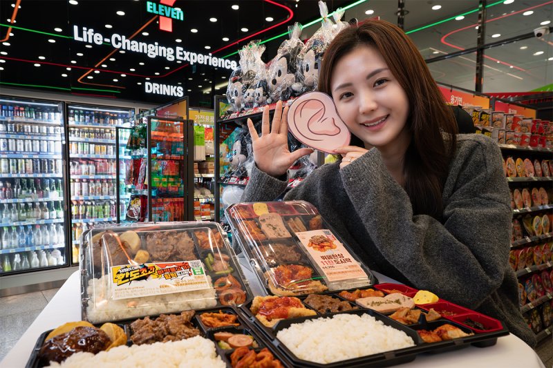 [서울=뉴시스] 편의점 세븐일레븐이 '한도초과 간편식 시리즈' 중 첫선을 보였던 '한도초과 기사식당바싹불고기도시락'을 리뉴얼한다고 28일 밝혔다. (사진=세븐일레븐 제공) *재판매 및 DB 금지