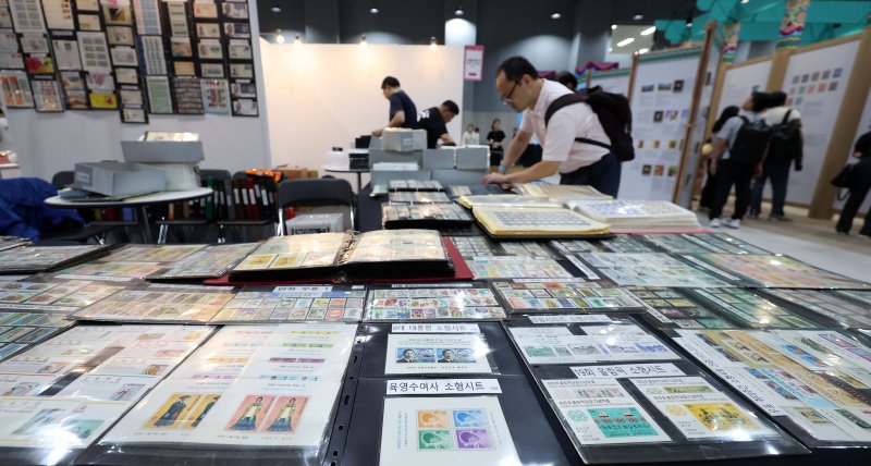 [서울=뉴시스] 김선웅 기자 = 지난달 17일 서울 강서구 코엑스 마곡에서 열린 세계우표전시회 필라코리아(philakorea) 2025에서 전 세계 다양한 우표가 전시돼있다. 2025.09.17. mangusta@newsis.com *기사와 직접 관련 없음
