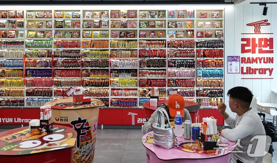 지난 7월 3일 서울 마포구 CU 홍대상상점 라면 라이브러리를 찾은 외국인들이 라면을 먹고 있다. (서울=뉴스1) 김도우 기자