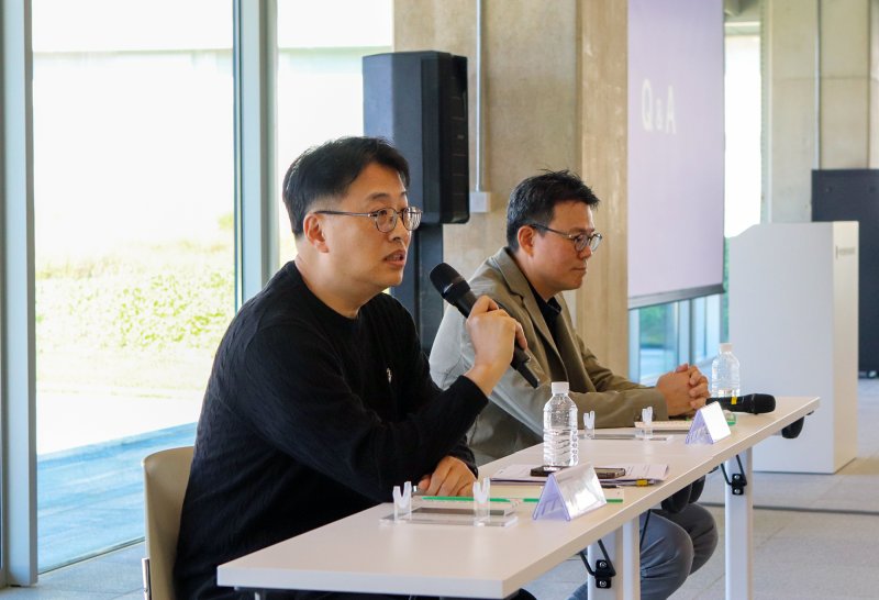 노상민 네이버클라우드 데이터센터 통합센터장(왼쪽)과 이상준 네이버클라우드 운영총괄본부장(CIO)이 27일 네이버 데이터센터 '각 세종'에서 기술 간담회를 열고 질문에 답하고 있다. (네이버 제공)