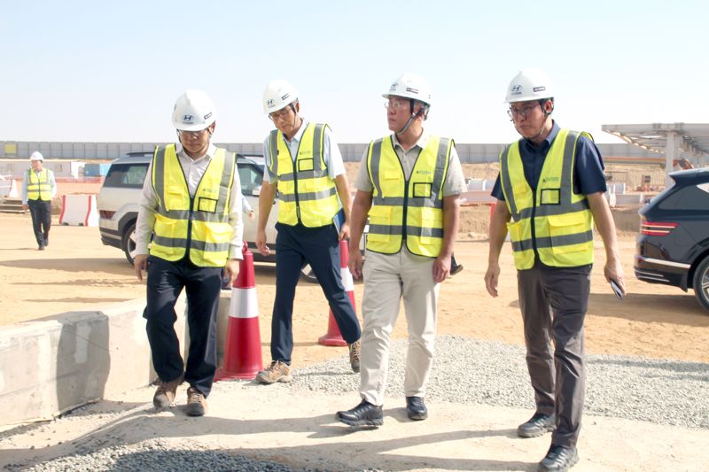 정의선 현대차그룹 회장이 지난 26일(현지시간) 현대차 사우디아라비아 생산법인(HMMME) 신공장 건설현장에서 직원들을 격려한 후 공장으로 이동하고 있다. 사진=현대차그룹 제공