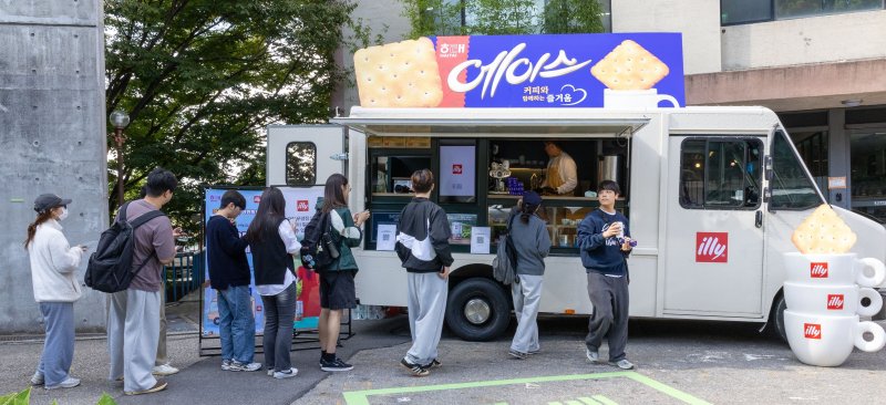 23일 서울 동국대학교 학생회관 앞에서 에이스 커피차 이벤트를 진행하고 있다.(해태제과 제공)