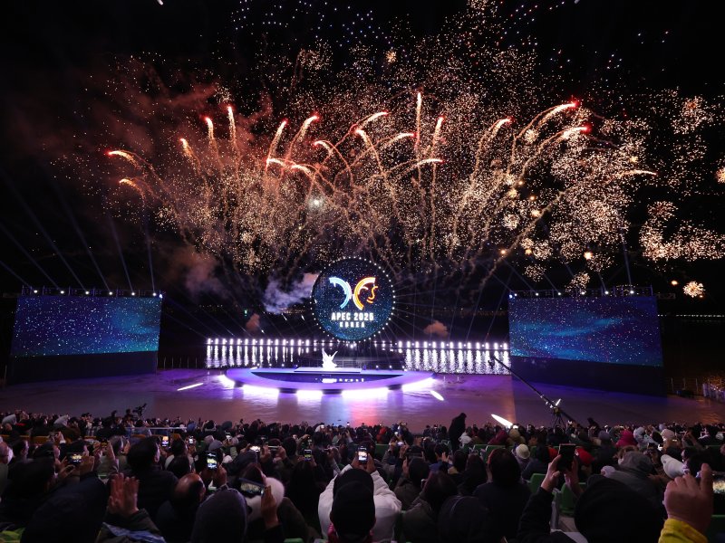 27일 오후 경주 보문 수상공연장에서 열린 ‘APEC 2025 KOREA 기념 보문 멀티미디어쇼–천년의 달’에서 시민들이 ‘천년의 신비, 내일을 날다’를 주제로 펼쳐진 공연을 관람하고 있다. 지름 15m의 대형 원형 구조물을 중심으로 레이저와 LED, 불꽃, 드론이 어우러져 초대형 멀티미디어쇼가 연출됐다. ⓒ News1 박지혜 기자