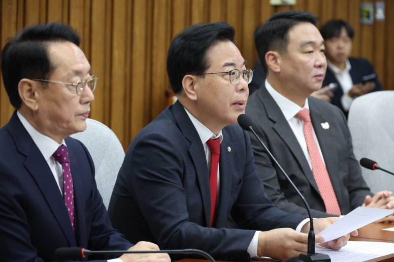 송언석 국민의힘 원내대표가 28일 오전 서울 여의도 국회에서 열린 국정감사대책회의에서 발언을 하고 있다. 뉴시스