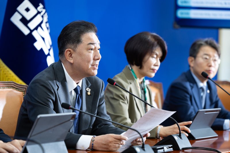 김병기 더불어민주당 원내대표가 28일 국회에서 열린 국정감사 대책회의에서 모두 발언을 하고 있다. 뉴스1