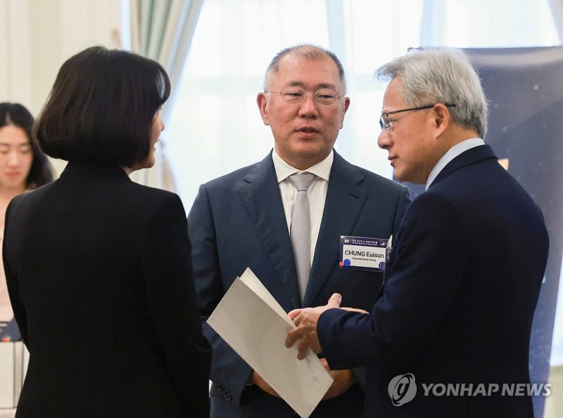 정의선 회장, 젠슨 황과 대화 (출처=연합뉴스)