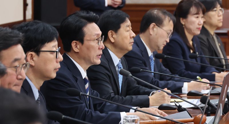 김민석 국무총리가 28일 오전 서울 종로구 정부서울청사에서 열린 국무회의에 참석해 발언하고 있다. 뉴시스