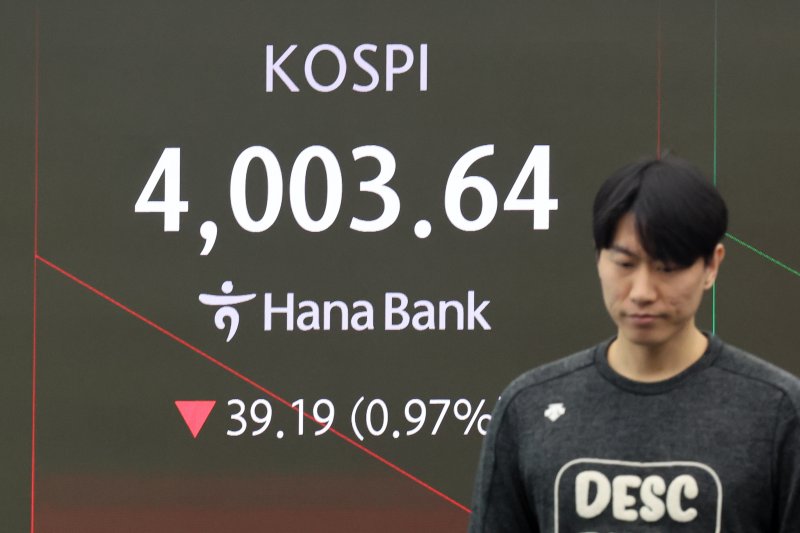 28일 오전 서울 중구 하나은행 딜링룸에 코스피 시황이 표시되고 있다. 이날 코스피는 32.36p(0.80%) 내린 4010.47로 시작, 코스닥은 0.12p(0.01%) 오른 902.82로 장을 시작했다. 2025.10.28/뉴스1 ⓒ News1 황기선 기자