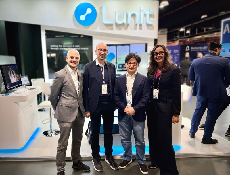 [서울=뉴시스] 루닛과 스타비전 관계자들이 지난 2월 열린 유럽영상의학회(ECR 2025)에서 기념 촬영을 하고 있다. (왼쪽부터) 도미닉 귄젤 루닛 독일어권 및 북유럽 지역 담당 매니저, 우베 파이퍼 스타비전 대표, 서범석 루닛 대표, 테리 토마스 루닛 최고사업책임자(CBO). (사진제공=루닛) 2025.05.07. photo@newsis.com *재판매 및 DB 금지