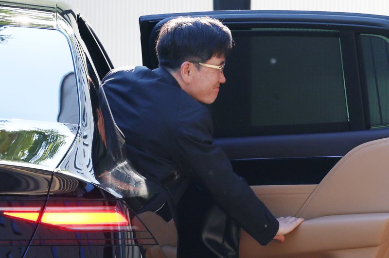 [과천=뉴시스] 조성우 기자 = 오동운 고위공직자범죄수사처(공수처) 처장이 28일 오전 경기도 과천시 정부과천청사 공수처로 출근하고 있다.순직해병 특별검사팀은 공수처 소속 전 부장검사의 국회 위증 혐의 수사 지연 의혹 관련 이번 주 오동운 공수처장을 직무유기 혐의 피의자 신분으로 소환해 조사할 예정이다. 2025.10.28. xconfind@newsis.com