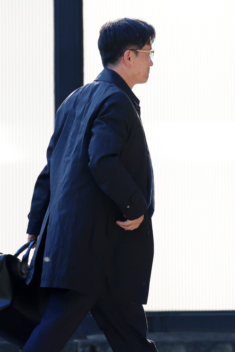 [과천=뉴시스] 조성우 기자 = 오동운 고위공직자범죄수사처(공수처) 처장이 28일 오전 경기도 과천시 정부과천청사 공수처로 출근하고 있다.순직해병 특별검사팀은 공수처 소속 전 부장검사의 국회 위증 혐의 수사 지연 의혹 관련 이번 주 오동운 공수처장을 직무유기 혐의 피의자 신분으로 소환해 조사할 예정이다. 2025.10.28. xconfind@newsis.com