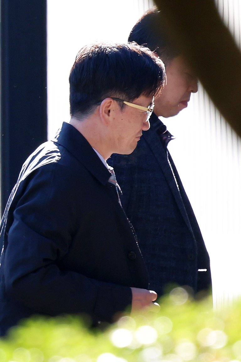 [과천=뉴시스] 조성우 기자 = 오동운 고위공직자범죄수사처(공수처) 처장이 28일 오전 경기도 과천시 정부과천청사 공수처로 출근하고 있다. 순직해병 특별검사팀은 공수처 소속 전 부장검사의 국회 위증 혐의 수사 지연 의혹 관련 이번 주 오동운 공수처장을 직무유기 혐의 피의자 신분으로 소환해 조사할 예정이다. 2025.10.28. xconfind@newsis.com