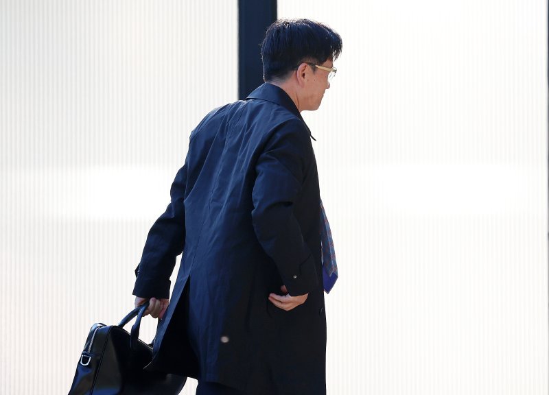 [과천=뉴시스] 조성우 기자 = 오동운 고위공직자범죄수사처(공수처) 처장이 28일 오전 경기도 과천시 정부과천청사 공수처로 출근하고 있다.순직해병 특별검사팀은 공수처 소속 전 부장검사의 국회 위증 혐의 수사 지연 의혹 관련 이번 주 오동운 공수처장을 직무유기 혐의 피의자 신분으로 소환해 조사할 예정이다. 2025.10.28. xconfind@newsis.com