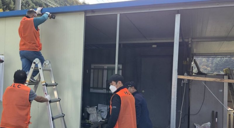 [홍천=뉴시스] 강원 홍천군 민간 봉사단체인 애홍회가 지난 25일 주거환경이 열악한 홍천 지역 취약계층 가구를 방문해 집수리 봉사활동에 나섰다. (사진=홍천군 제공) 2025.10.28. photo@newsis.com *재판매 및 DB 금지