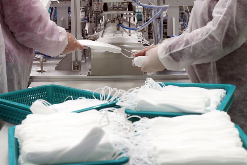 [평택=뉴시스] 지난 2020년 3월 6일 경기도 평택의 마스크 제조공장에서 마스크가 생산되는 모습 (사진=뉴시스 DB) 2020.03.06. photo@newsis.com