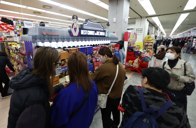 아시아태평양경제협력체(APEC) 정상회의 주간인 27일 오후 서울 중구 롯데마트 제타플렉스 서울역점에서 외국인을 대상으로 한 프로모션이 진행되고 있다. 2025.10.27/뉴스1 ⓒ News1 김민지 기자
