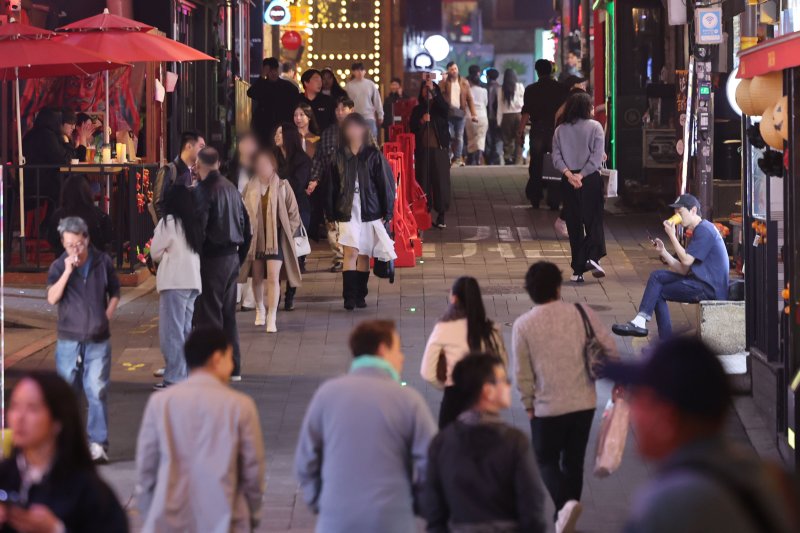 [서울=뉴시스] 권창회 기자 = 핼러윈 데이를 5일 앞둔 26일 오후 서울 용산구 세계음식거리가 한산한 모습을 보이고 있다. 2025.10.26. kch0523@newsis.com