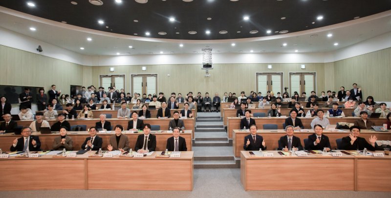 [나주=뉴시스] 27일 한국에너지공과대학교(KENTECH·켄텍)에서 'K-그리드 인재·창업밸리 조성'을 주제로 기업 간담회가 열렸다, 행사에는 김용범 대통령실 정책실장, 하정우 AI미래기획수석, 이원주 기후에너지환경부 에너지전환정책실장을 비롯해 스타트업·대기업 관계자, 대학 연구진 등 30여명이 함께했다. (사진=켄텍 제공) photo@newsis.com