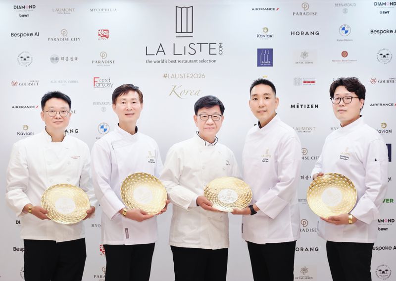 지난 27일 ‘라 리스트 2026 레스토랑 한국 시상식’에 참석한 서울신라호텔 팔선 주홍삼 셰프, 아리아께 정종술 셰프, 라연 김성일 셰프, 라연 차도영 셰프, 콘티넨탈 김성현 셰프(왼쪽부터)가 기념촬영을 하고 있다. 호텔신라 제공