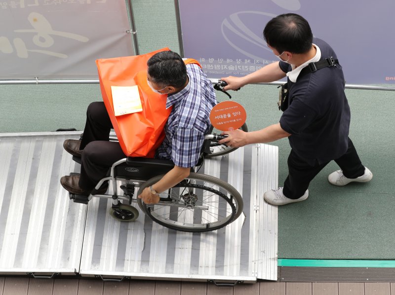 [서울=뉴시스] 김금보 기자 = 지난 2022년 6월 16일 오전 서울 서대문구 홍제천 폭포마당에서 열린 장애인의 날 기념 '서대문을 잇다' 행사장을 찾은 시민들이 휠체어를 타고 턱을 오르는 체험을 하고 있다. 2022.06.16. kgb@newsis.com <기사와 직접 관련 없는 사진>