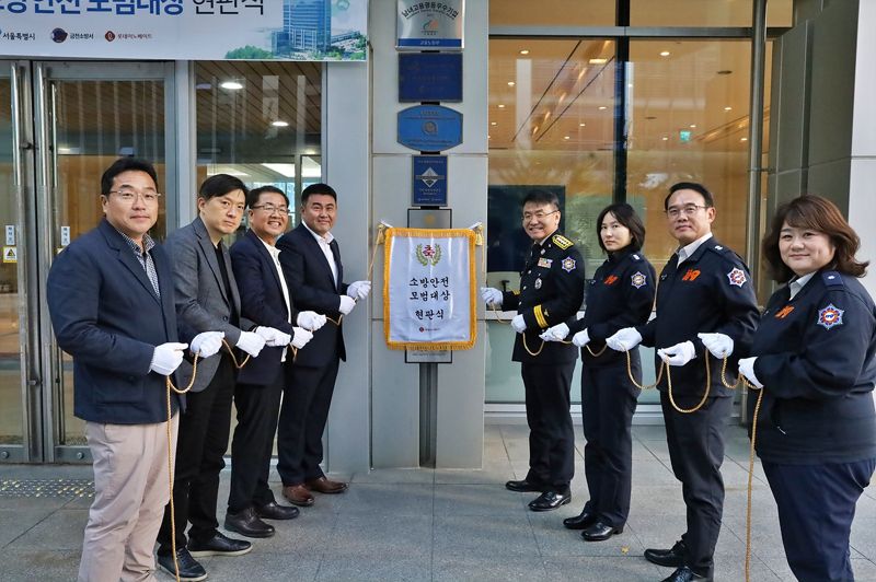 지난 27일 롯데이노베이트 본사에서 김경엽 롯데이노베이트 대표이사와 정진기 금천소방서장(왼쪽 네번째부터) 등 관계자들이 ‘2025년 서울시 소방안전모범대상’ 인증패 현판식을 진행하며 기념촬영하고 있다. 롯데이노베이트 제공