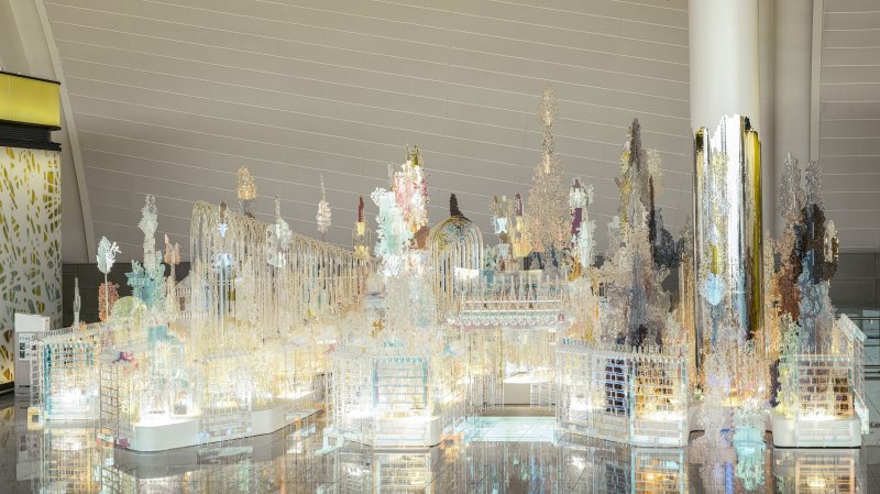 [서울=뉴시스] 인천공항공사는 경기문화재단과 협력해 내년 3월25일까지 인천공항 제2여객터미널 탑승구역 222게이트 부근 전시공간에서 '기억의 정원' 전시를 선보인다고 밝혔다. 사진은 전시장의 전경 모습. 2025.10.28. (사진=인천공항공사 제공) photo@newsis.com *재판매 및 DB 금지