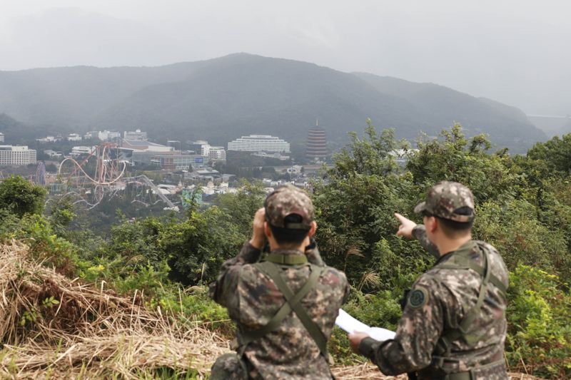 지난 24일 육군 50보병사단 장병이 경북 경주시 일대에서 APEC 정상회의 경호·경비작전 예행연습 간 미상인원 식별 및 감시훈련을 하고 있다. 육군 제2작전사령부 제공