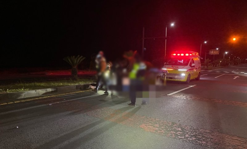 [제주=뉴시스] 28일 오전 4시13분께 제주 서귀포시 대정읍의 한 도로에서 오토바이 단독사고가 발생해 경찰과 소방당국이 사고 수습에 나서고 있다. (사진=제주소방안전본부 제공) 2025.10.28. photo@newsis.com
