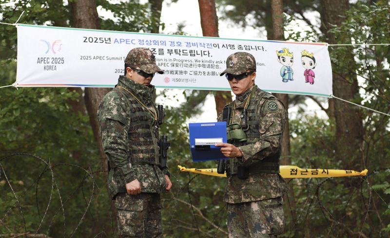 APEC 경호·경비작전을 임무를 수행하는 장병이 임무수행 참고철을 활용해 각종 유형별 대응방안에 대해 토의하고 있다. 육군 제2작전사령부 제공
