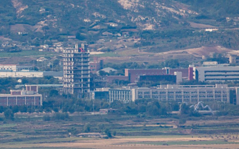 [파주=뉴시스] 황준선 기자 = 지난 15일 경기 파주시 접경지역에서 바라본 개성공단의 모습. 전날 통일부는 개성공단 재가동 준비를 위한 개성공업지구지원재단(개성공단지원재단) 복원을 추진한다고 밝혔다. 2025.10.28. hwang@newsis.com