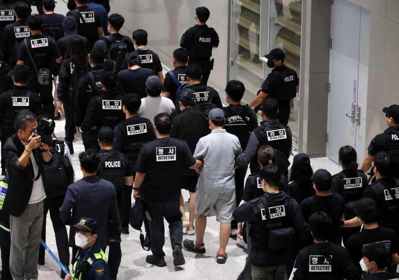 캄보디아 당국의 범죄단지 단속으로 적발돼 구금됐던 한국인들이 지난 18일 오전 인천국제공항 2터미널을 통해 송환되고 있다. (공동취재)2025.10.18/뉴스1 ⓒ News1 박지혜 기자