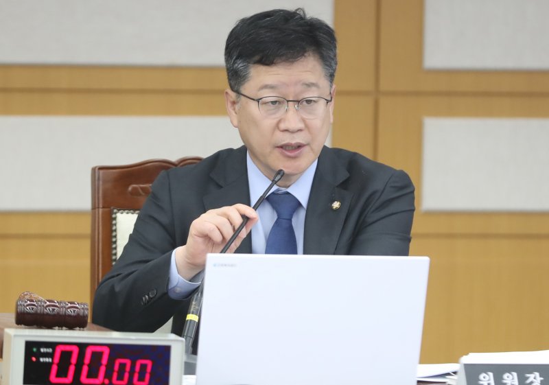 안호영 기후에너지환노위원장이 21일 울산 중구 근로복지공단 본사에서 국회 기후에너지환경노동위원회의 고용노동부 산하기관 12곳에 대한 국정감사를 진행하고 있다. 2025.10.21/뉴스1 ⓒ News1 조민주 기자