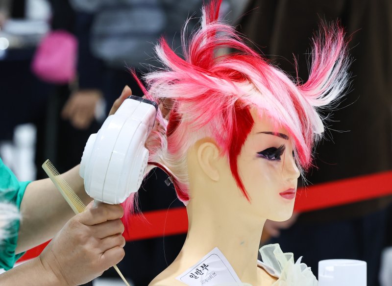 [서울=뉴시스] 최진석 기자 = 28일 서울 강남구 세텍에서 열린 '2025 제 9회 서울시 미용예술경연대회'에서 출전자들이 경연을 펼치고 있다. 2025.10.28. myjs@newsis.com