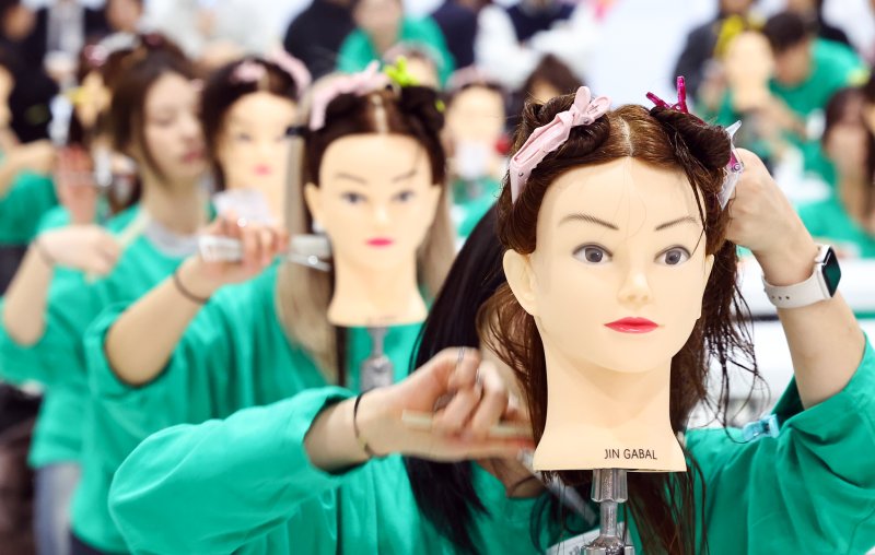 [서울=뉴시스] 최진석 기자 = 28일 서울 강남구 세텍에서 열린 '2025 제 9회 서울시 미용예술경연대회'에서 출전자들이 경연을 펼치고 있다. 2025.10.28. myjs@newsis.com