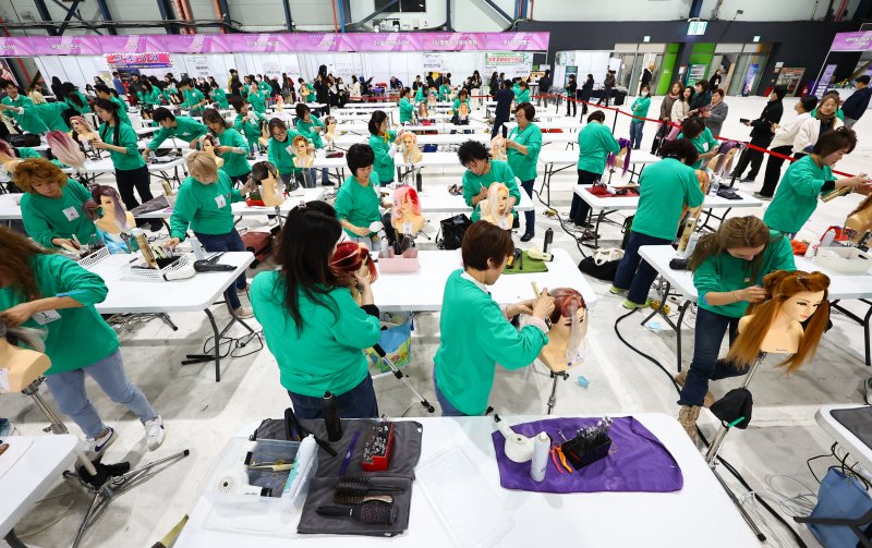 [서울=뉴시스] 최진석 기자 = 28일 서울 강남구 세텍에서 열린 '2025 제 9회 서울시 미용예술경연대회'에서 출전자들이 경연을 펼치고 있다. 2025.10.28. myjs@newsis.com
